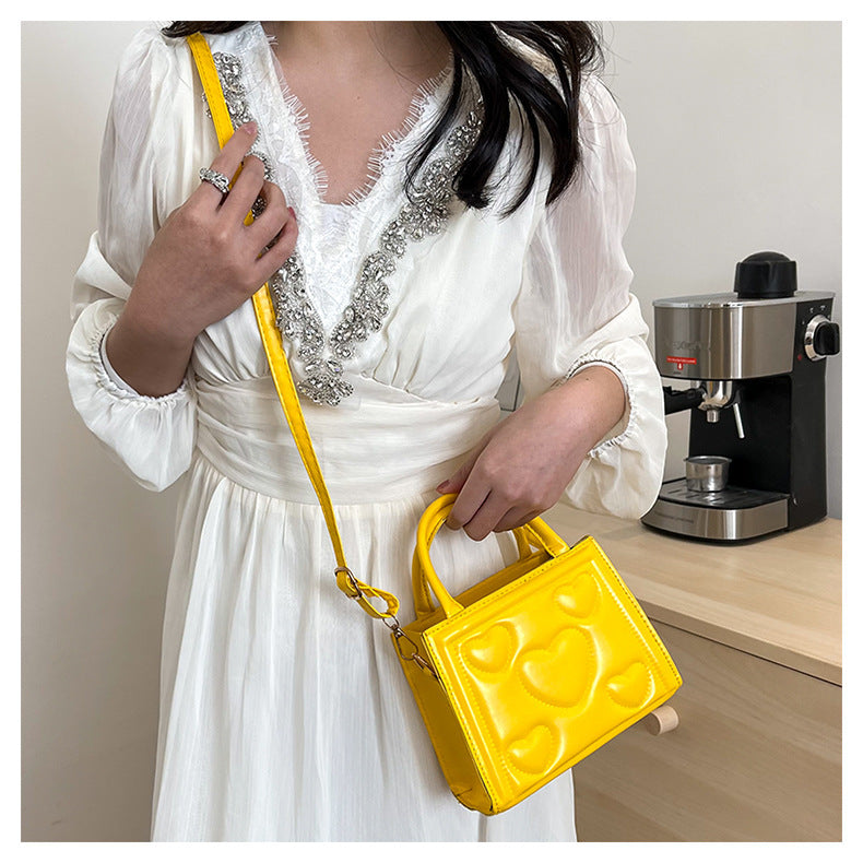 1pc Women’s Stylish Solid Color Handbag with Detachable Strap – Heart Pattern Design, Perfect for Valentine’s Day Gift, Available in Magenta, White, Black, Green, Yellow